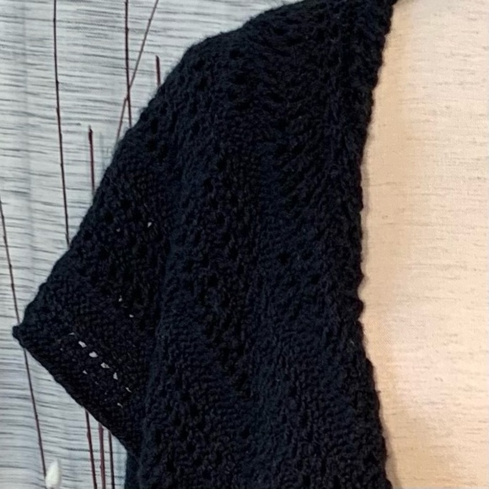 Cache black knit and crocheted cardigan with shawl. - Picture 3 of 16